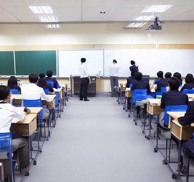 Sala de aula com alunos, Estresse Como Afeta os Motoristas de Ônibus05