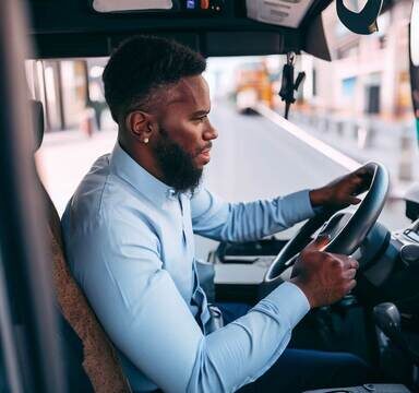 Motorista conduzindo  ônibus pela na rua, Saúde e Segurança do Motoristas de Ônibus