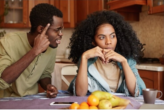 Homem brigando com uma mulher, relacionamento abosivo