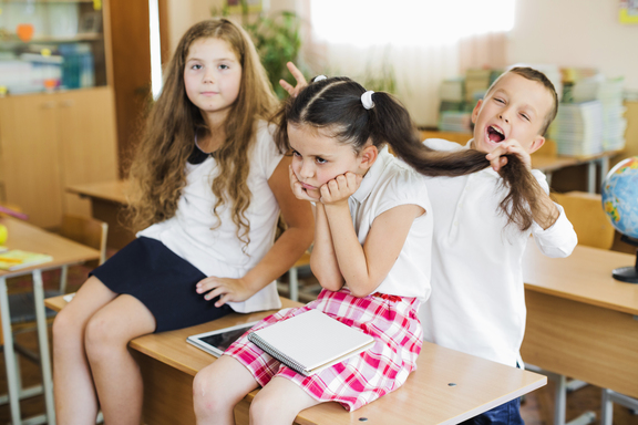 Imagem de menina sofrendo Bullying, Bullying Como Identificar e Combater Esta Violência