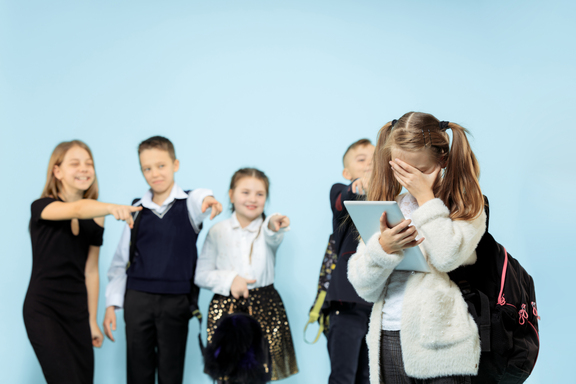 Imagem de garota sofre Bullying na escola, Bullying Como Identificar e Combater Esta Violência