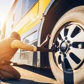 Motorista de ônibus trocando o pneu, Depressão - Saúde Mental